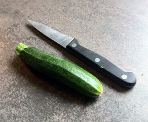 Zucchini und Messer